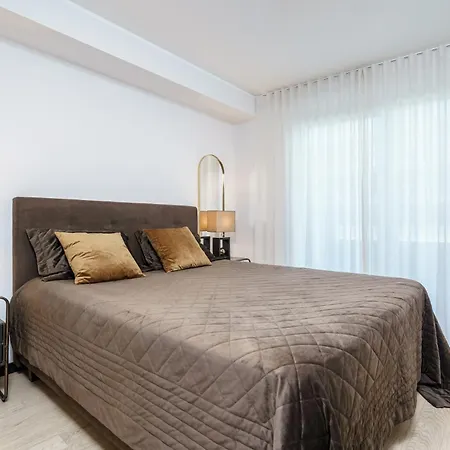 Dream - Modern Design With Balcony & Free Parking Apartment