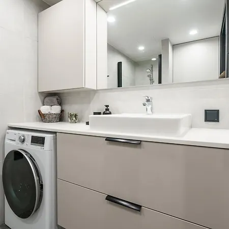 Apartment Dream - Modern Design With Balcony & Free Parking *
