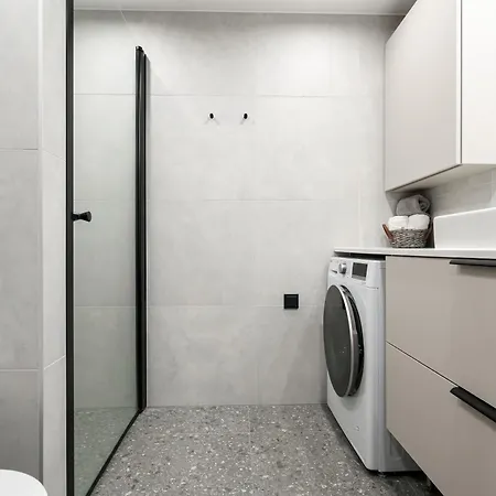 Dream - Modern Design With Balcony & Free Parking Apartment *
