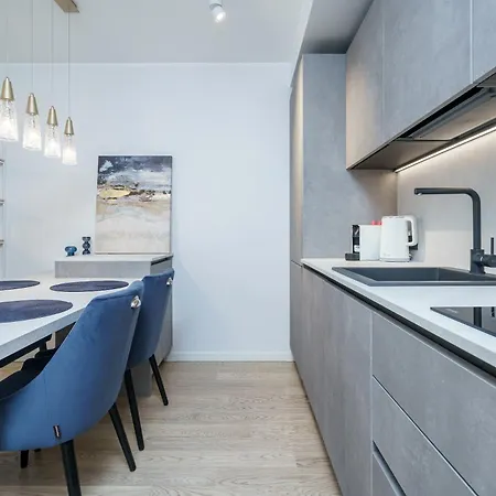 Dream - Modern Design With Balcony & Free Parking Apartment *