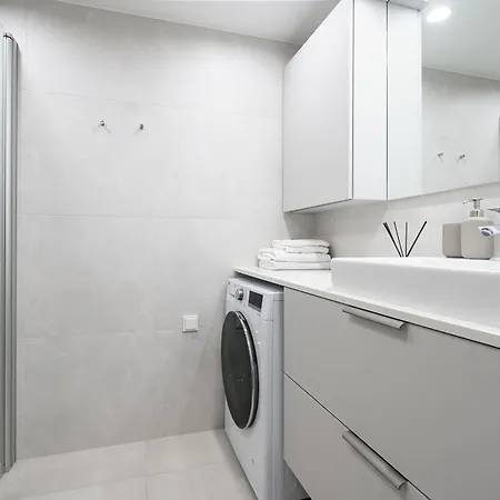 Apartment Dream - Modern Design With Balcony & Free Parking