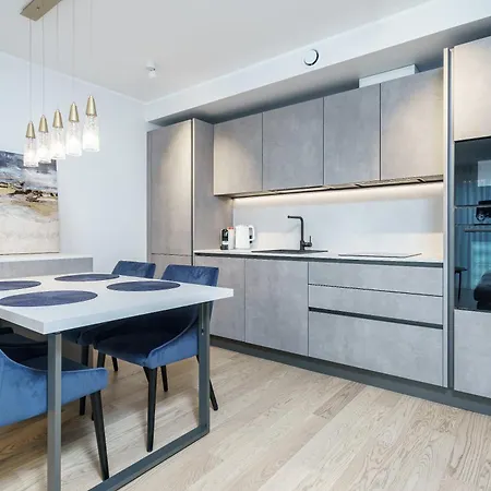 Dream - Modern Design With Balcony & Free Parking Apartment