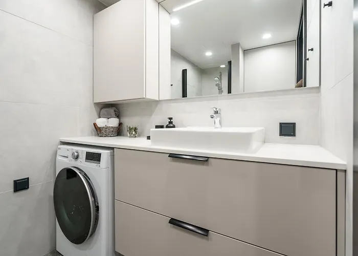 Apartment Dream - Modern Design With Balcony & Free Parking *